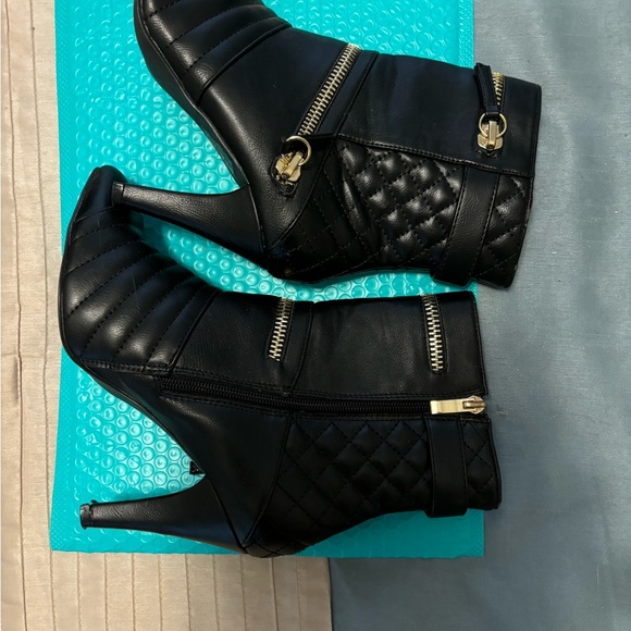 The boots are versatile. They can be dressed up or down. - Picture 4 of 7